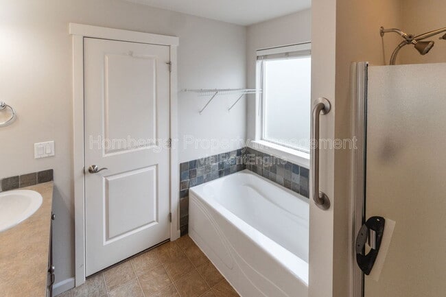 Building Photo - 1807 E Vanetta Ave