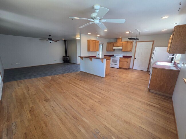 Building Photo - Port Ludlow Farmhouse for Rent, Freshly Updated and Available Now!