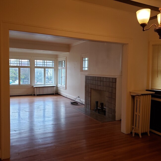 Building Photo - 2145 Scottwood Ave