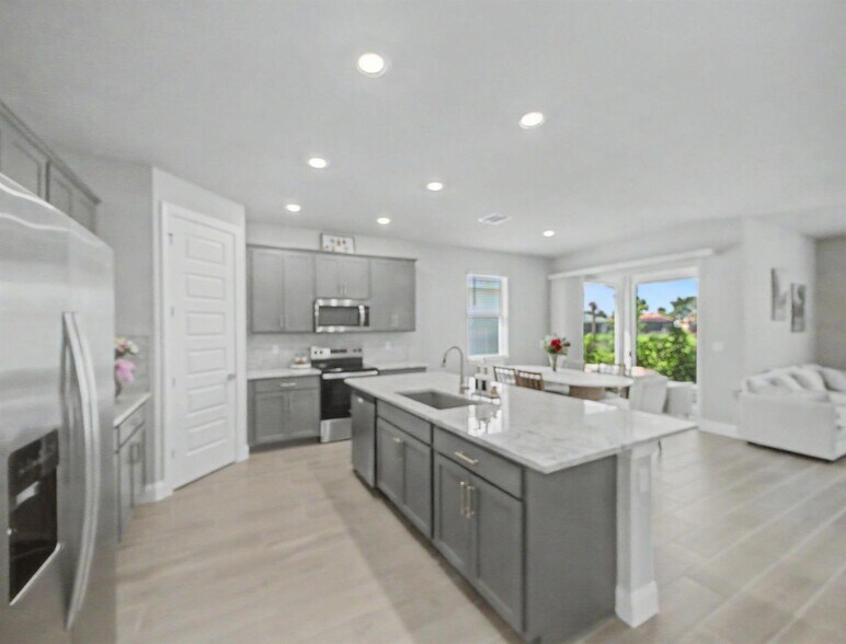 Building Photo - 9049 Dahlia Cir
