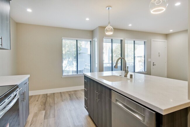 Building Photo - Stunning Modern Almost New Condo, Pets Welcome!