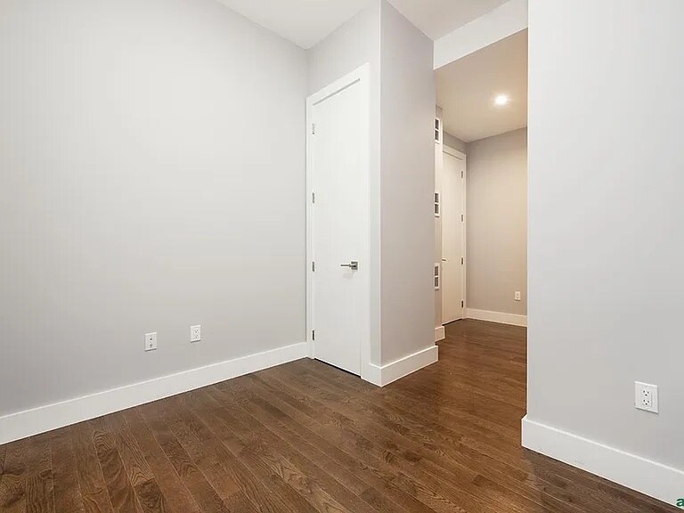 Building Photo - 417 Manhattan Ave