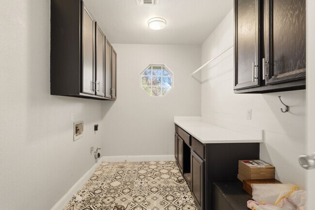 Building Photo - 24 Inwood Manor