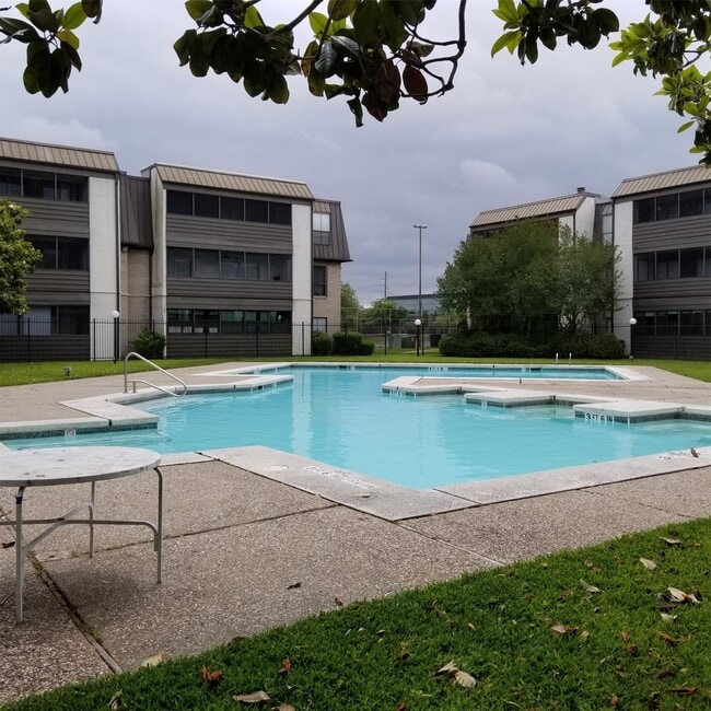 Building Photo - 3015 Walnut Bend Ln