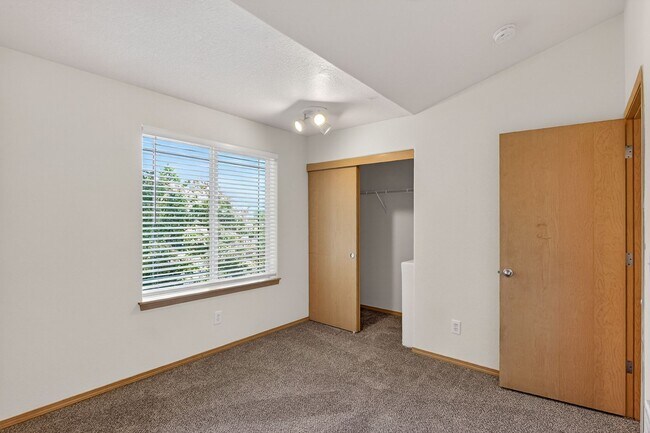 Building Photo - 4837 NE 102nd Ave