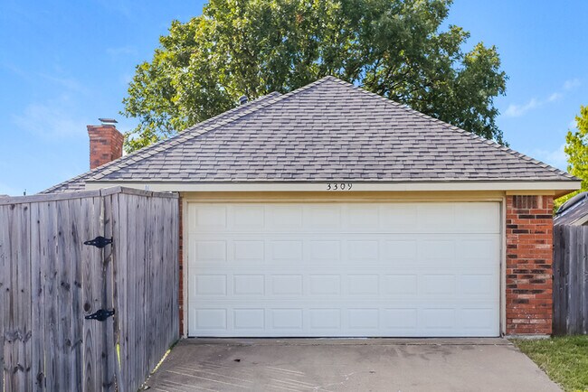 Building Photo - 3309 Sara Dr