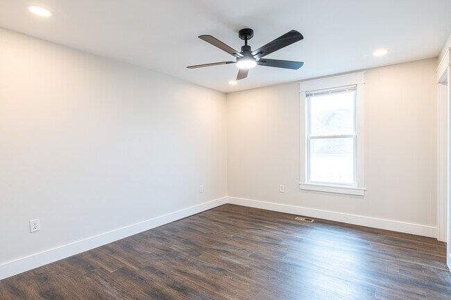 Building Photo - 1287 E Harper Ave