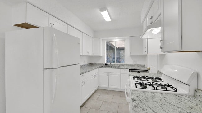 Building Photo - Beautiful fireplace, Large back yard, Wash...
