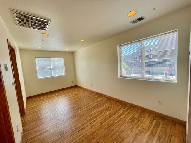 Building Photo - 816 S College Ave
