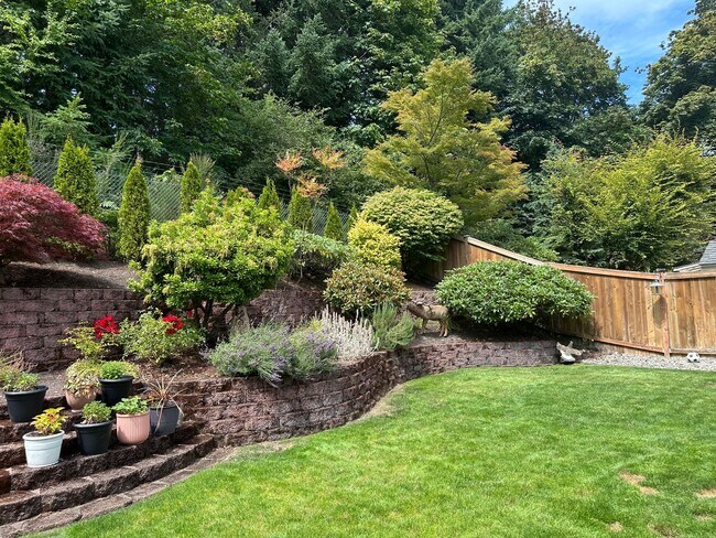 Building Photo - Beautiful upgrated 4 bedroom DuPont home w...