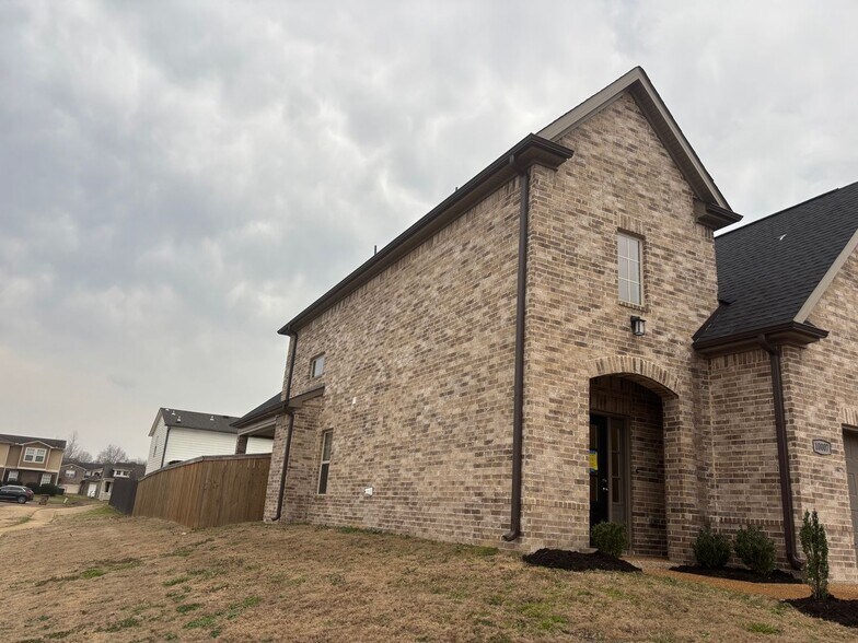 Building Photo - 10007 Messana St