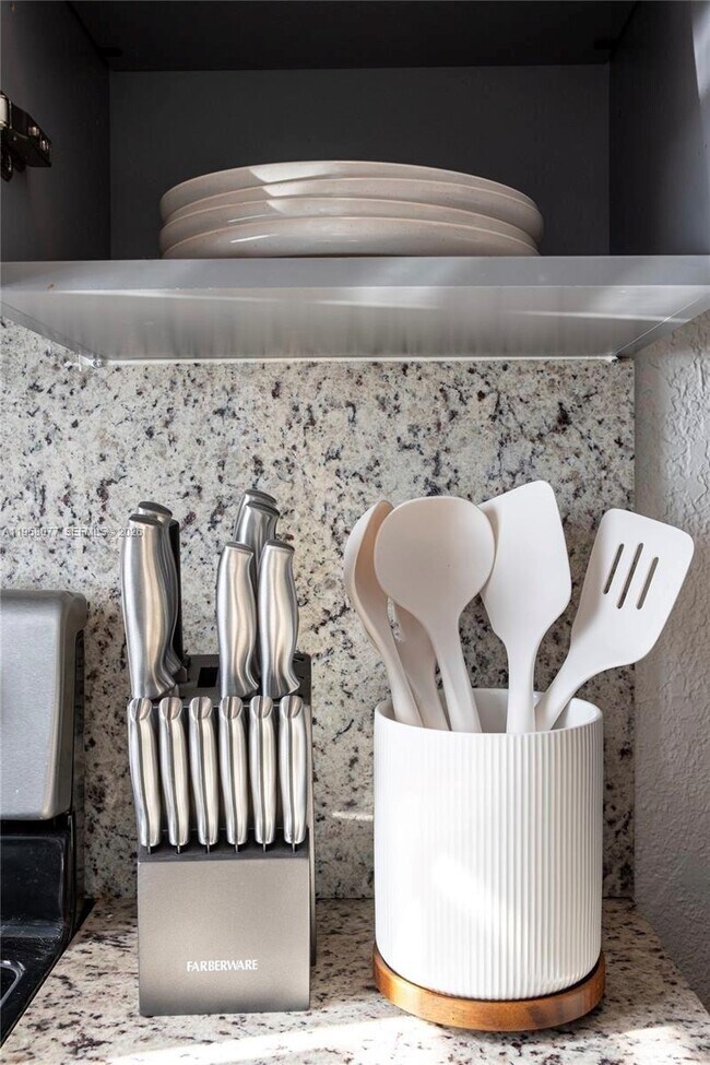 Building Photo - 301 SW 10th Ave