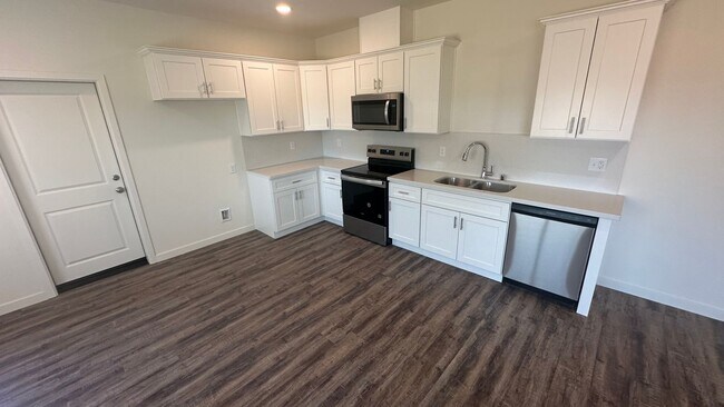Building Photo - Coyote Run Duplexes 9004