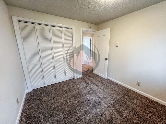 Building Photo - Skyline Rd S Duplex #2023-LL787