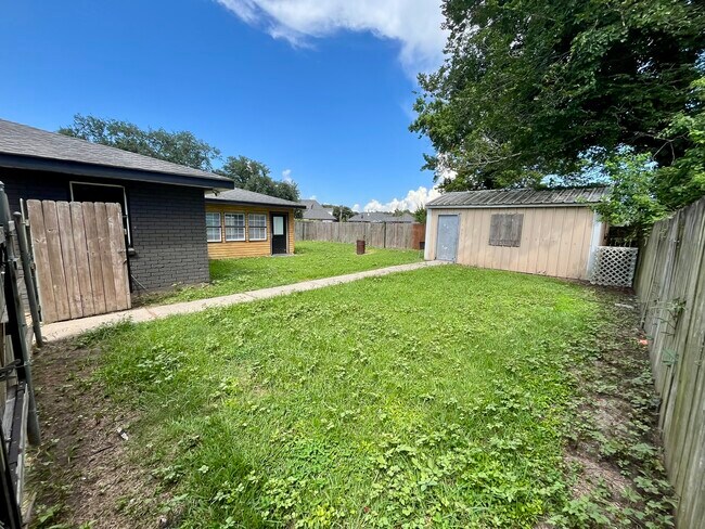 Building Photo - 113 Tinsley Dr