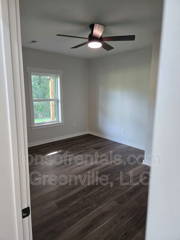 Building Photo - 890 Crenshaw St