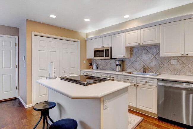 Building Photo - Beautiful luxury townhome style condominiu...