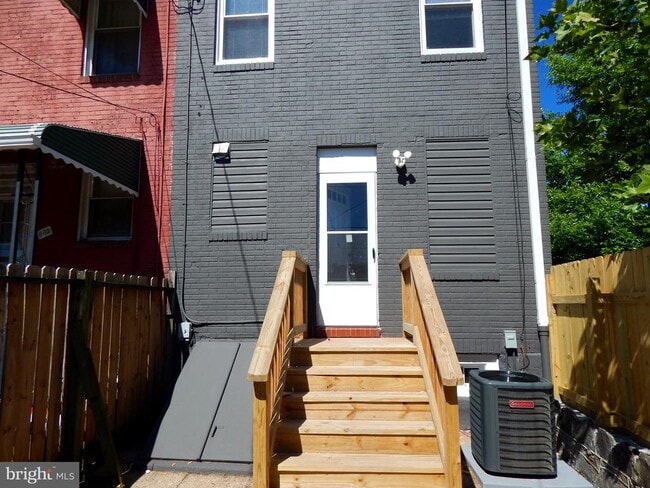 Building Photo - 301 Cornwall St