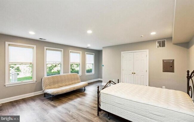 Building Photo - 10418 Willow Crest Ct