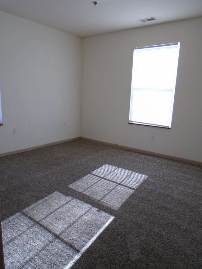 Building Photo - Roomy Main Floor Apartment!