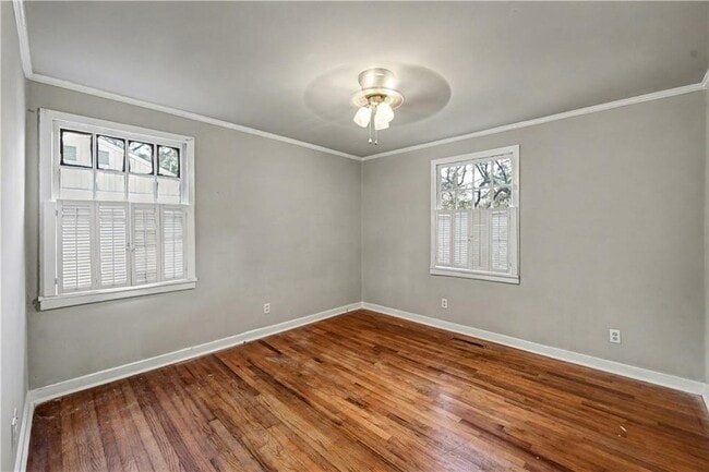 Building Photo - 2008 Shalimar Dr NE