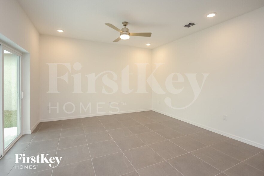Building Photo - 356 Corbel Ln