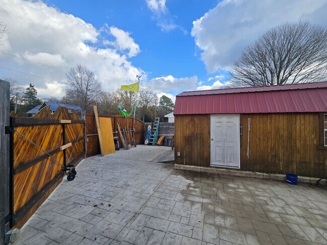 Building Photo - Charming Pittsboro Bungalow with Screened Porch & Fully Fenced Yard