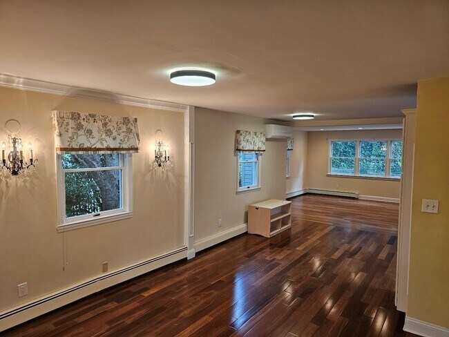 Building Photo - 10 Covert St