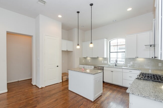 Building Photo - 1404 W 26th St