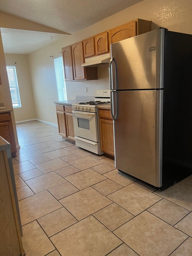 Building Photo - Spacious 4 Bedroom Home Ready for Immediat...