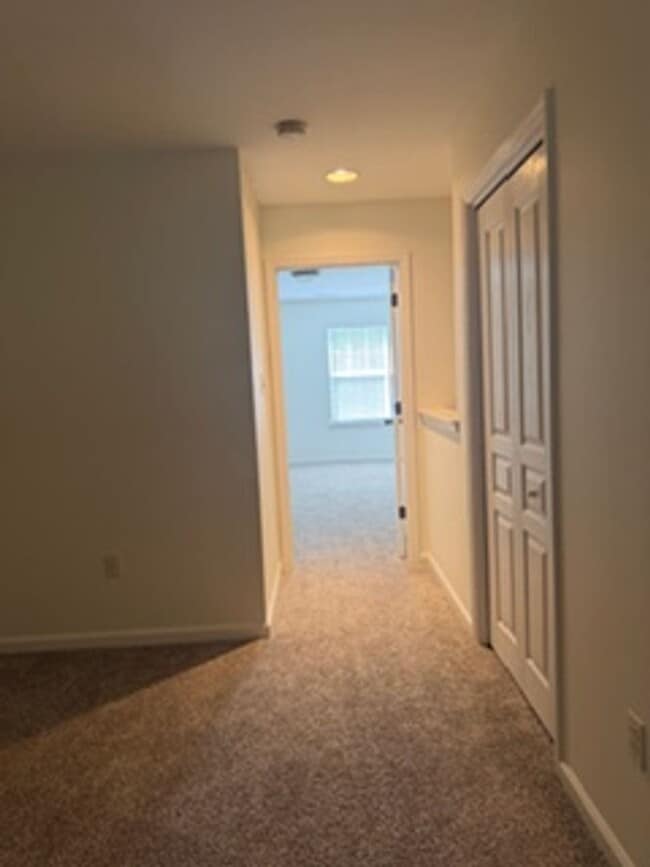 Building Photo - Knoxville Lovell Road Area 3 Bedroom 2.5 Bath with Garage Lawn Maintenance and Trash Pick up incl...