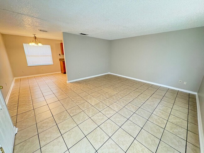 Building Photo - Remodeled 3/2 with huge yard in Sandalwood