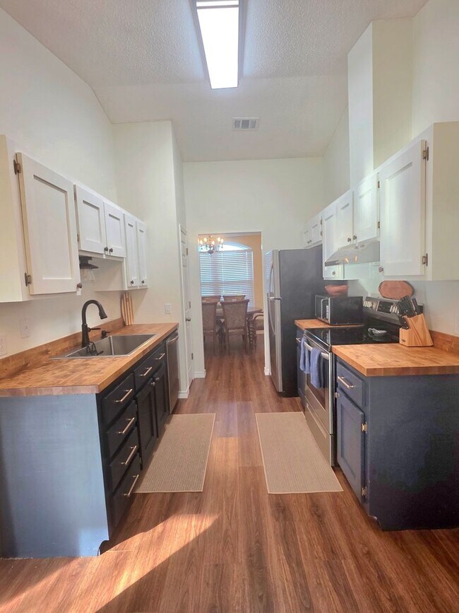 Building Photo - Inviting Woodridge Manor 3/2 Home with Fireplace and Fenced Yard