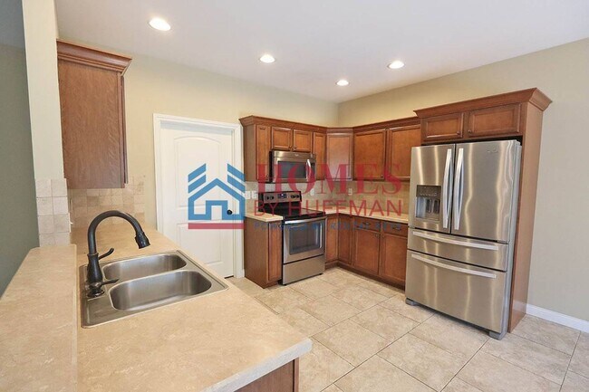 Building Photo - Three Bedroom | Two Bathroom | Newburgh