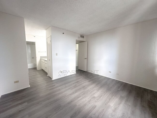 Building Photo - 2499 Kapiolani Blvd