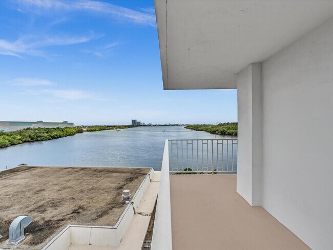 Building Photo - 500 Bayview Dr