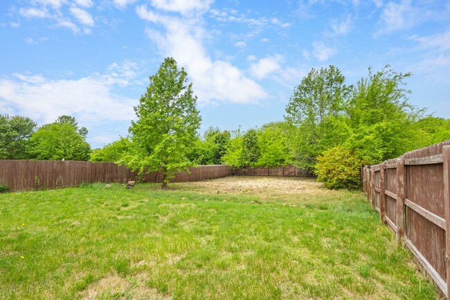 Building Photo - 557 Oakmont Dr