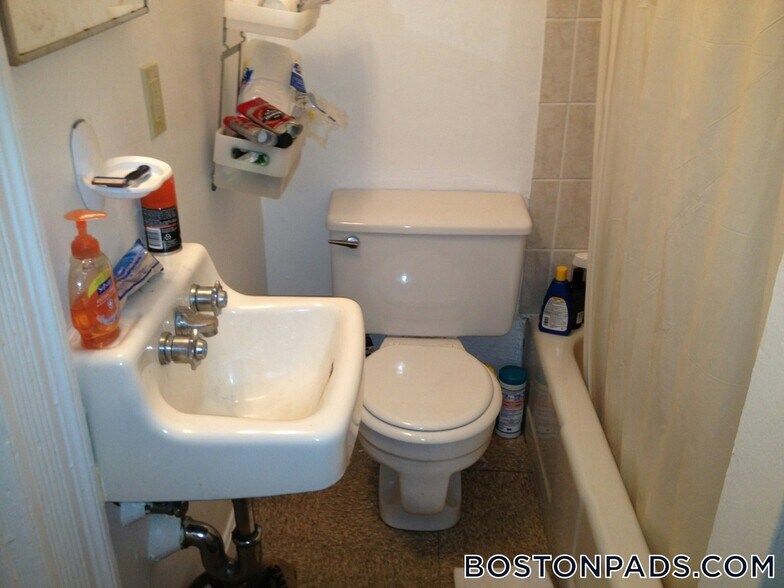 Building Photo - 248 Newbury St