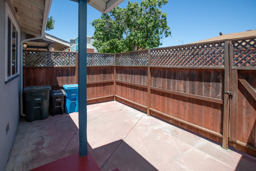 Building Photo - 2103 S Delaware St