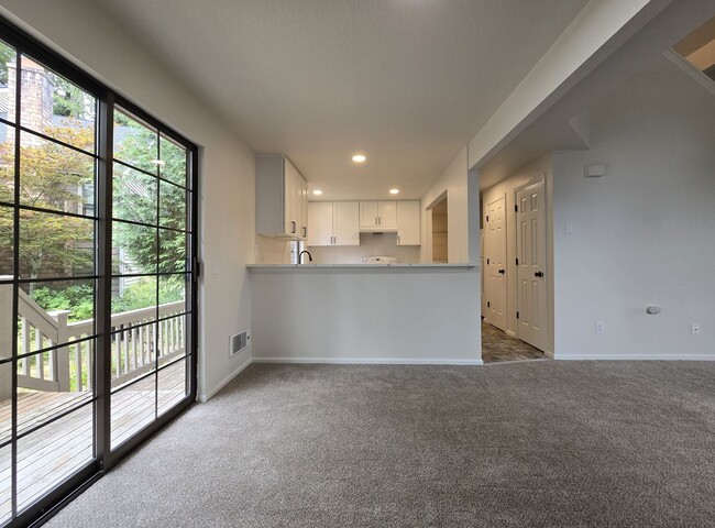 Building Photo - 2Bd/1.5Ba Kenmore Duplex