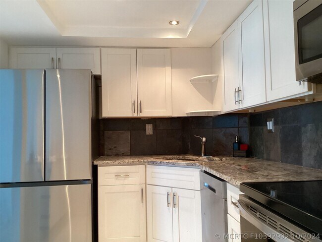 Building Photo - 100 Golden Isles Dr
