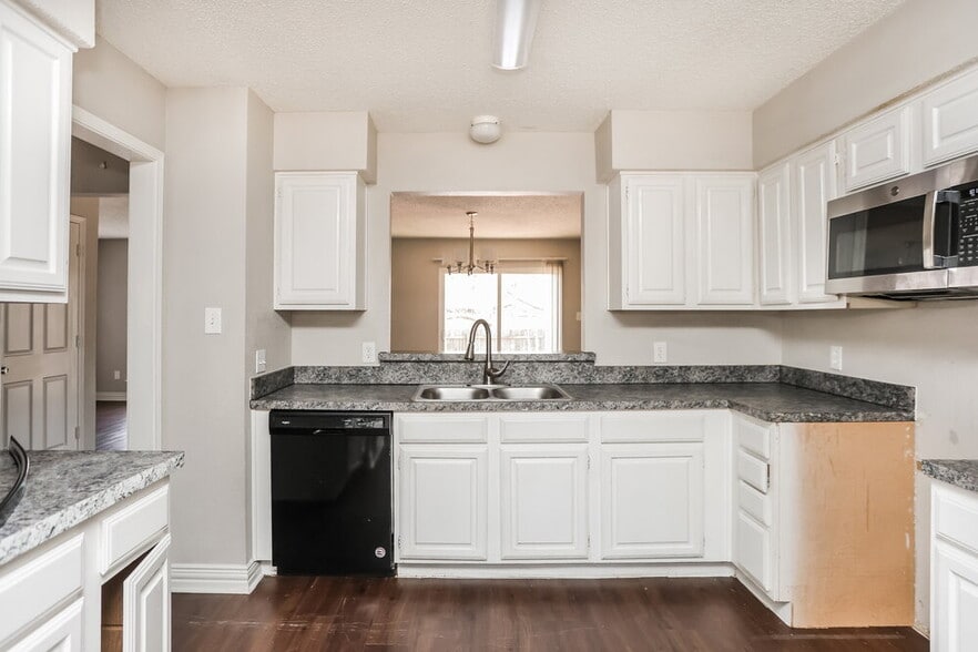 Building Photo - 6001 Farmingdale Dr