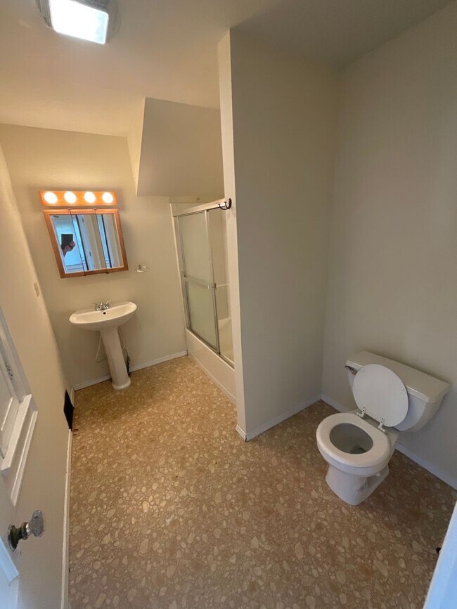 Building Photo - *2027* 4 Bed House!! Great Spot!!