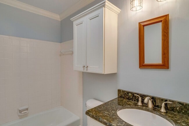 Building Photo - Spacious 2BR/2BA End Unit Condo in Desirab...