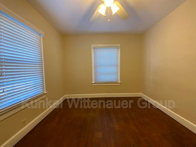 Building Photo - 407 W Van Buren St