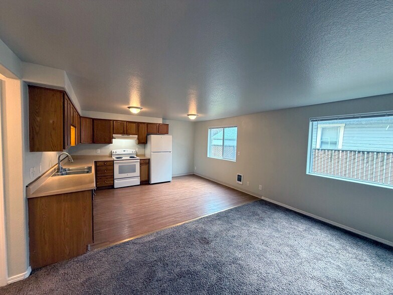 Building Photo - 1047 8th Ave