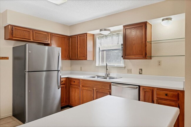 Building Photo - 605 Kingfisher Creek Dr - Nature lovers pa...