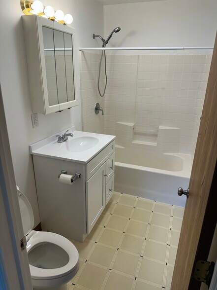 Main Bath - 3506 Kentucky Ave