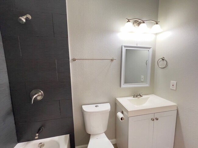 Building Photo - 4 bedrooms, 2 bathrooms home located in Henderson