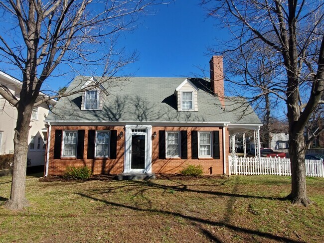 Building Photo - 1900 Fairview Rd